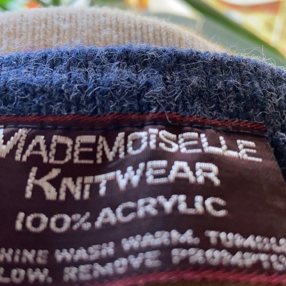 Super cute and fun sweater, perfect for holidays! - Picture 4 of 4